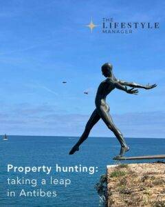Bronzen beeld van een springende man boven de zee in Antibes, property hunting aan de Côte d’Azur