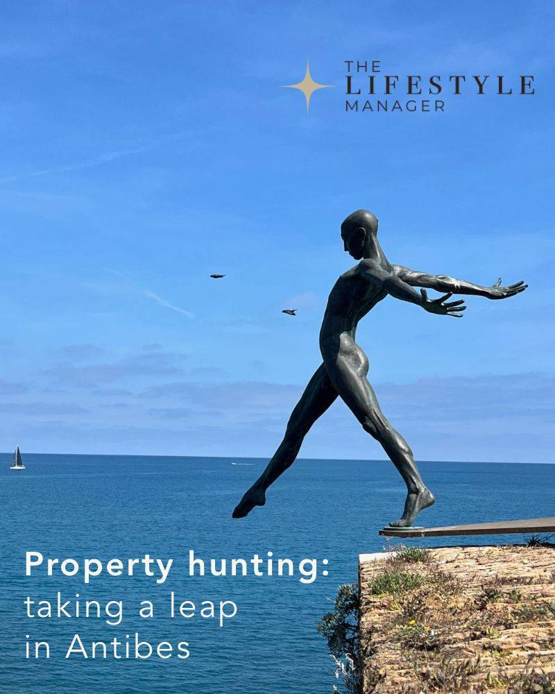 Bronzen beeld van een springende man boven de zee in Antibes, property hunting aan de Côte d’Azur